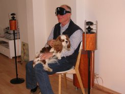 Helmut mit Cavalier King Charles Spaniel – Bendix, der Genießerhund, auf dem Schoß seines Herrchens, genießt auch er die entspannenden Klänge der Kugelschall-Lautsprecher
